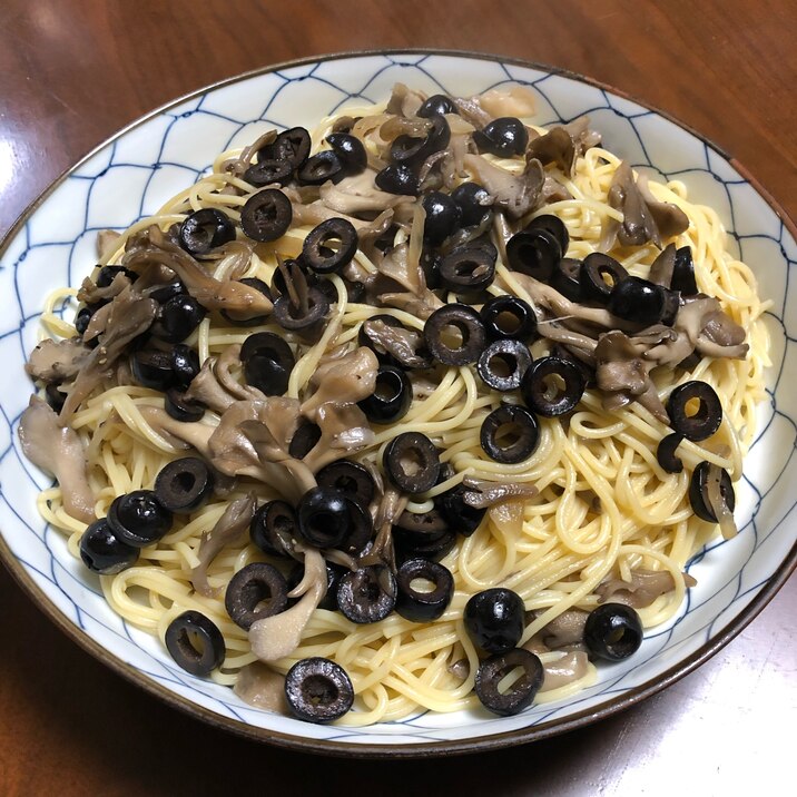 ブラックオリーブと舞茸のパスタ